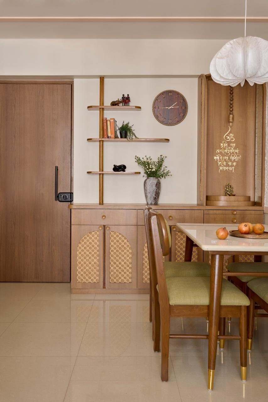 The opposite dining wall: a slender open shelving unit arranged as a quiet still life