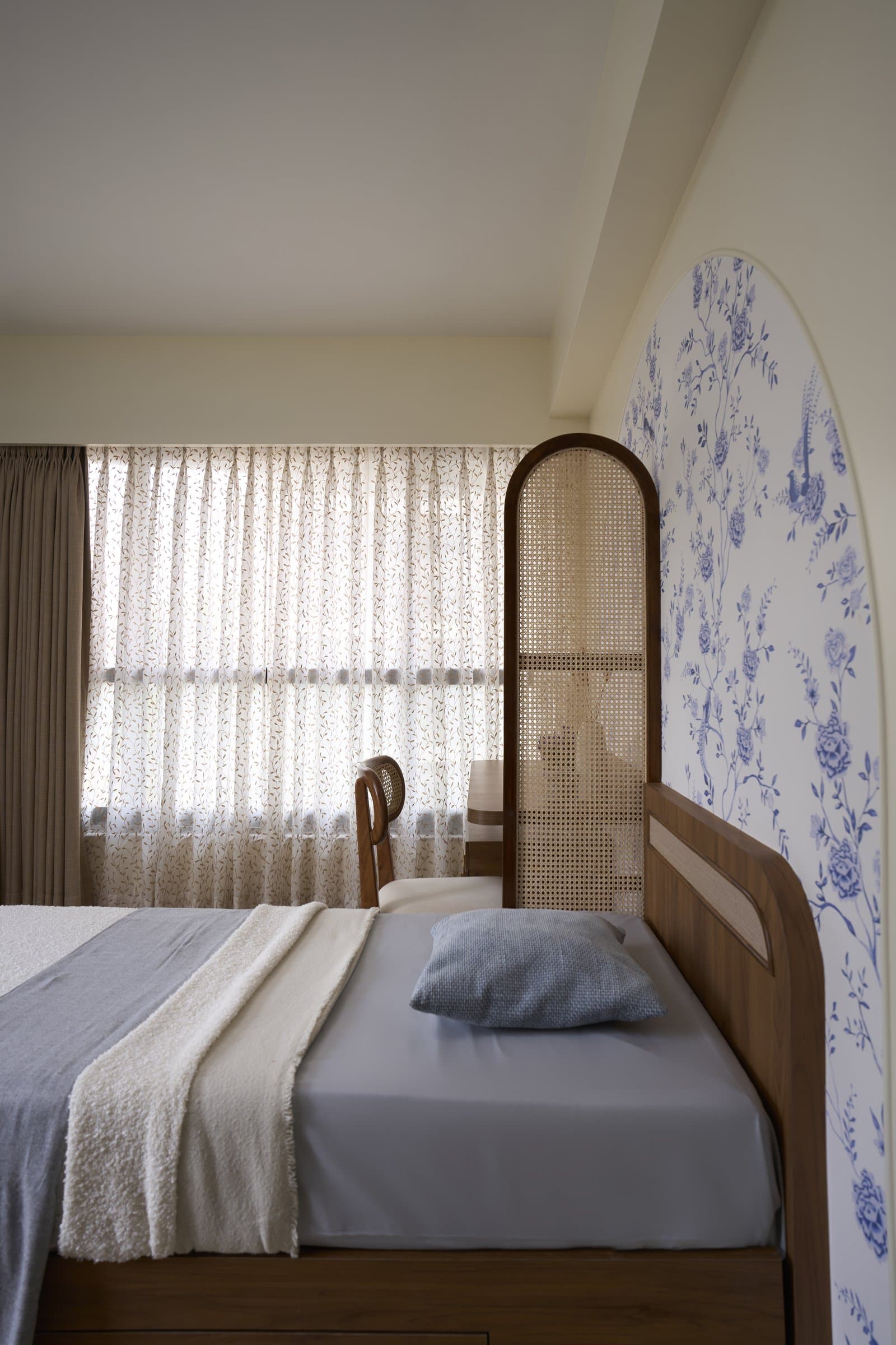 The cane screen at work: a single gesture that lets sleep and study share one small room without dividing it
