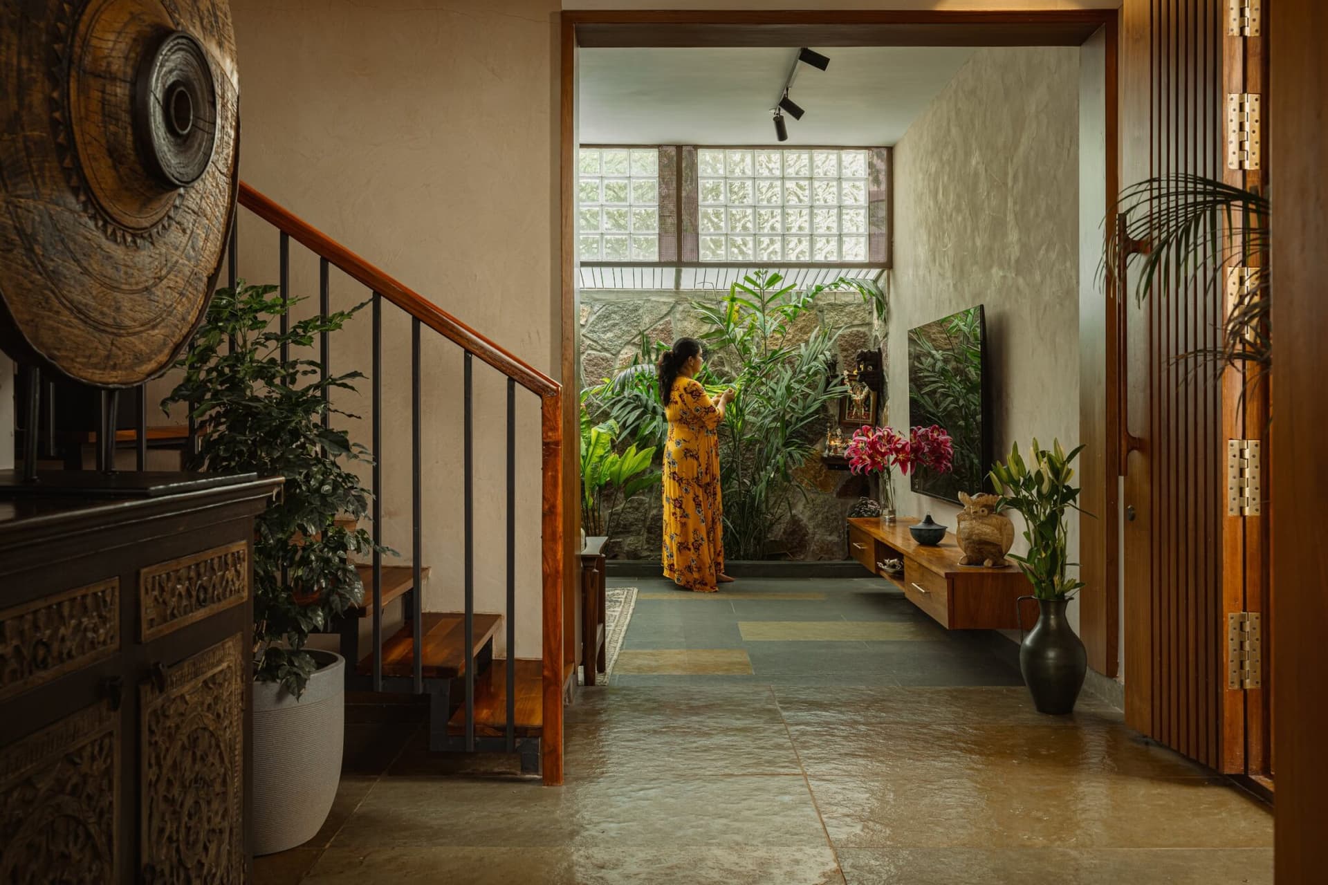 Sharada Nilaya: A Bengaluru Home Where Stone, Light, and Landscape Shape Everyday Living — Weaving Space, Bengaluru