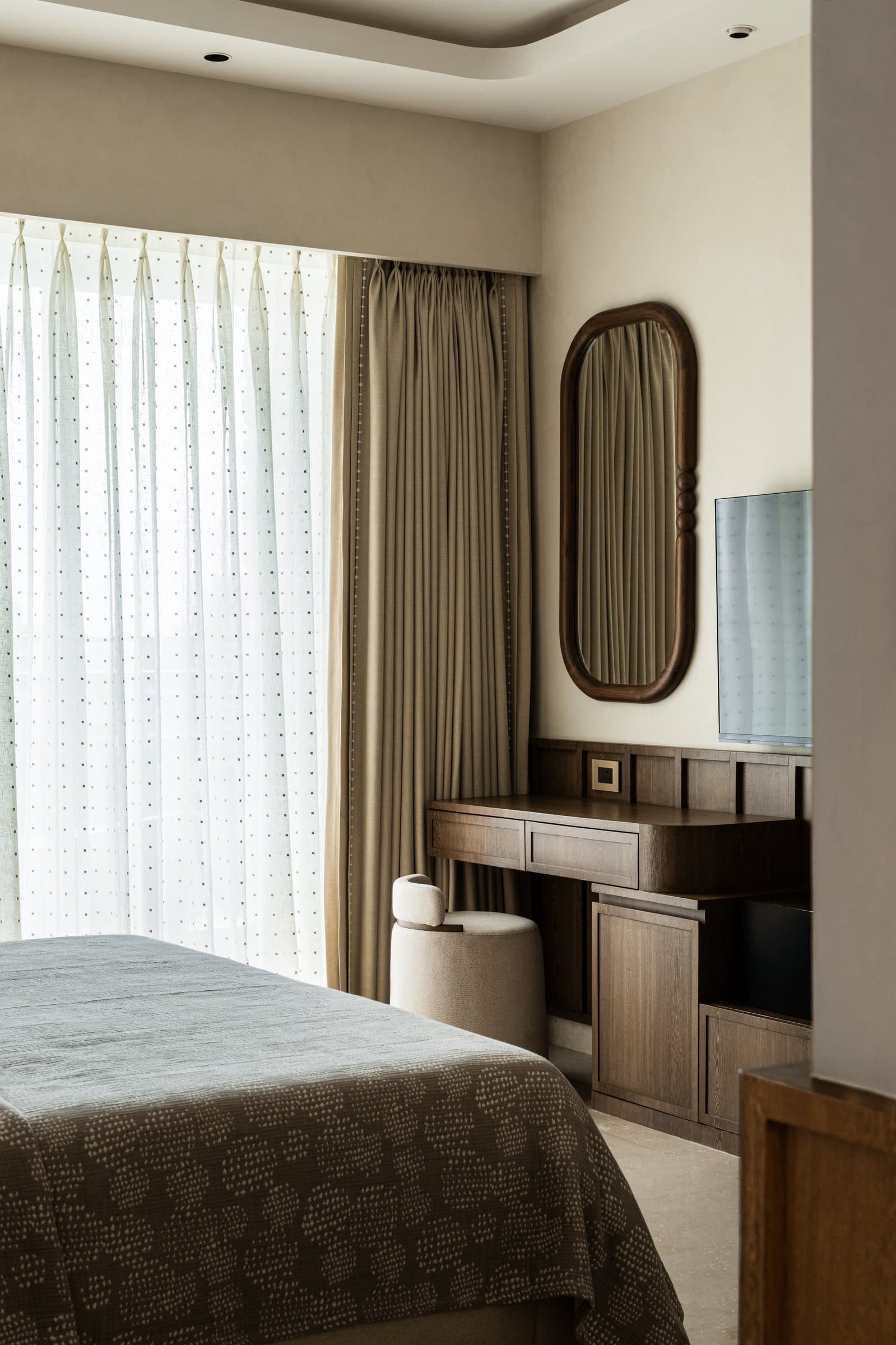 The dressing arrangement in dark oak, with an oval mirror and ribbed back panel