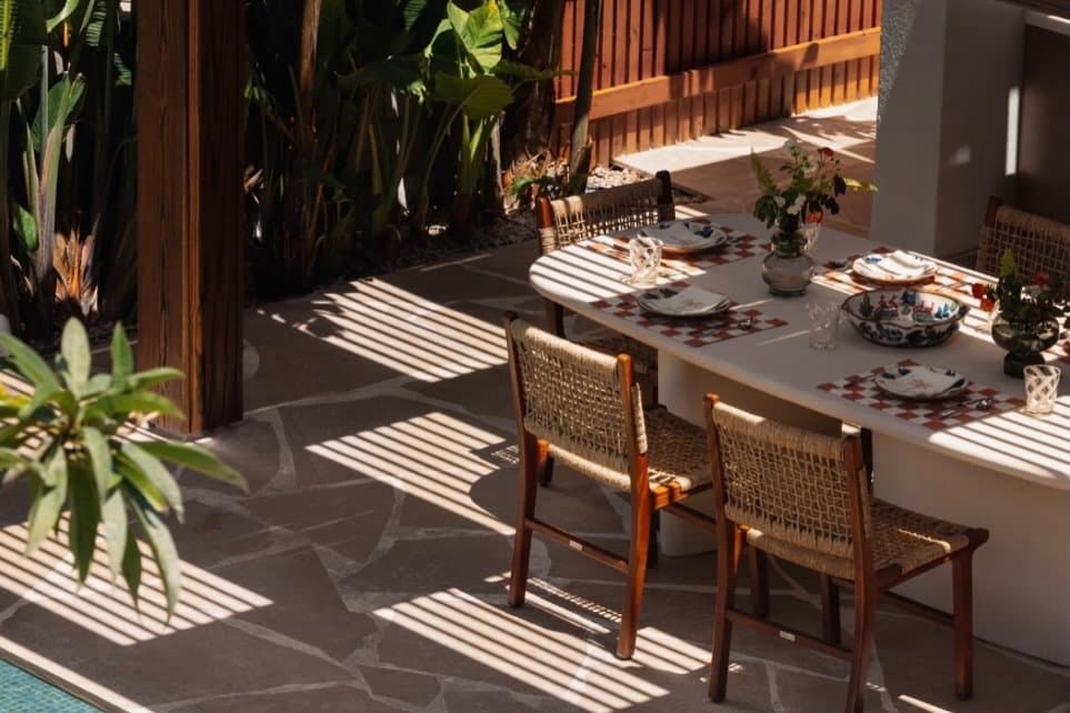 The outdoor dining table, set beneath the pergola, gathers Egyptian craftsmanship into a scene of quiet ceremony.