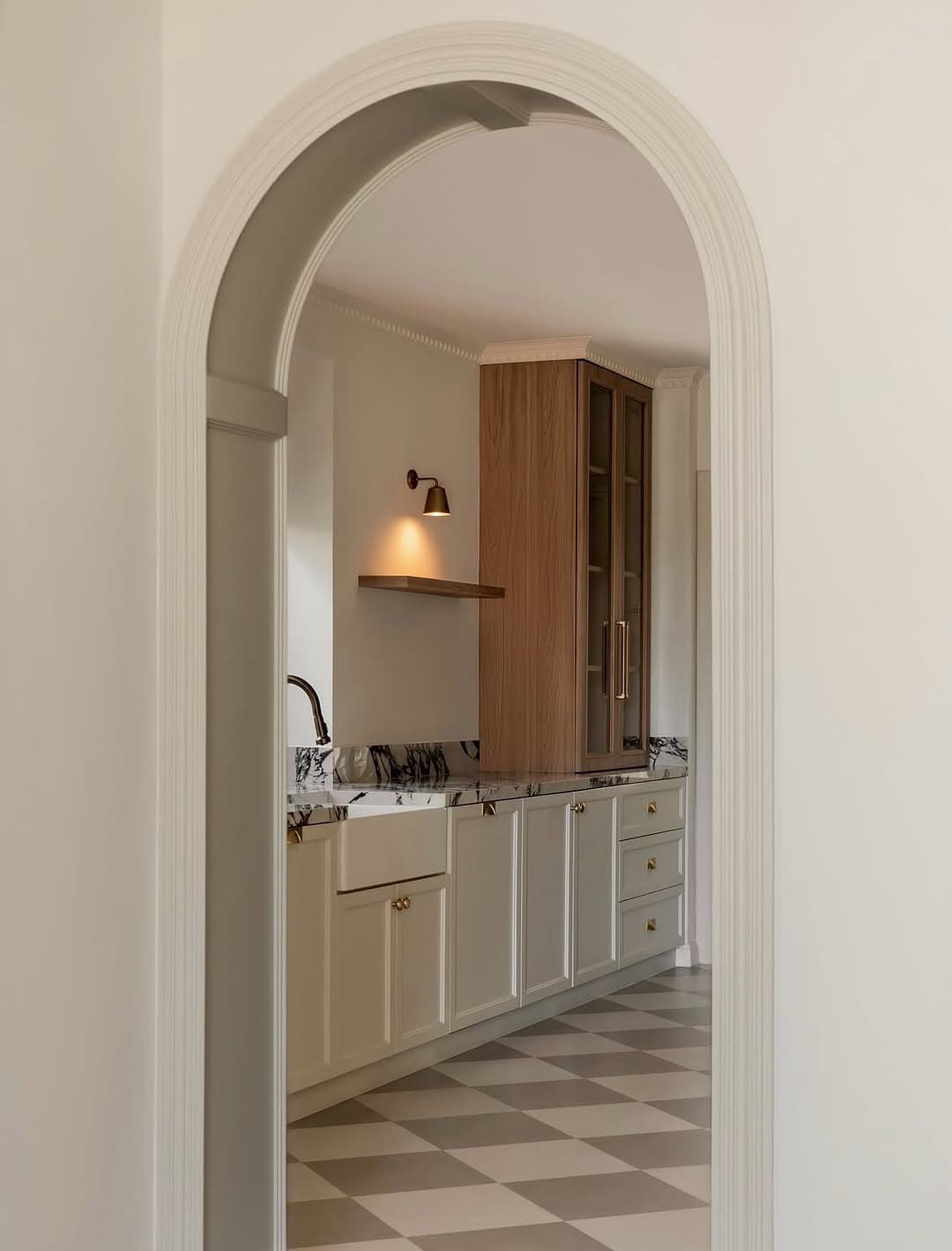 Designed by @thenichecornertnc in Dubai, this kitchen embraces a refined interpretation of contemporary classic design, …